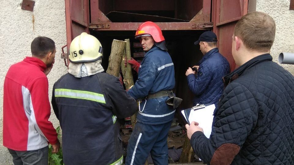 Тела погибших доставали спасатели