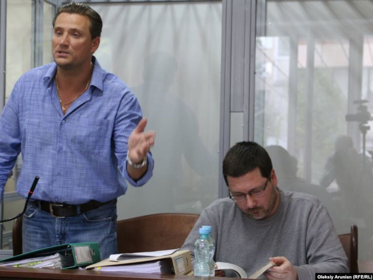 Єжова (праворуч на фото) затримали у 2017 році