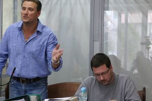 Ежова (справа на фото) задержали в 2017 году