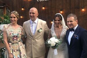 Каменських і Потап (на фото в центрі) стали подружжям