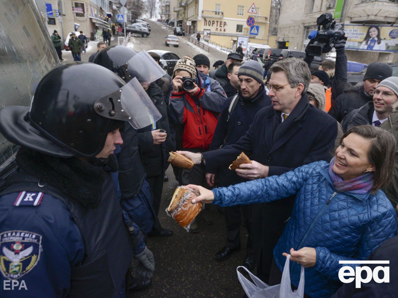 В РФ вспомнили, как Нуланд раздавала бутерброды на Майдане