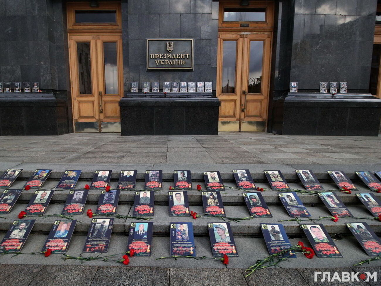 Возле АП родные погибших военных протестовали против референдума о договоренностях с РФ по Донбассу. Фоторепортаж