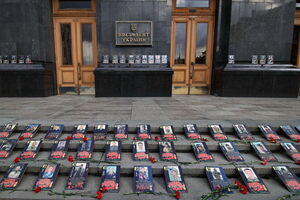 Возле АП родные погибших военных протестовали против референдума о договоренностях с РФ по Донбассу. Фоторепортаж