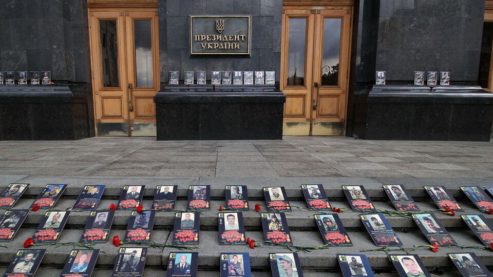 Возле АП родные погибших военных протестовали против референдума о договоренностях с РФ по Донбассу. Фоторепортаж