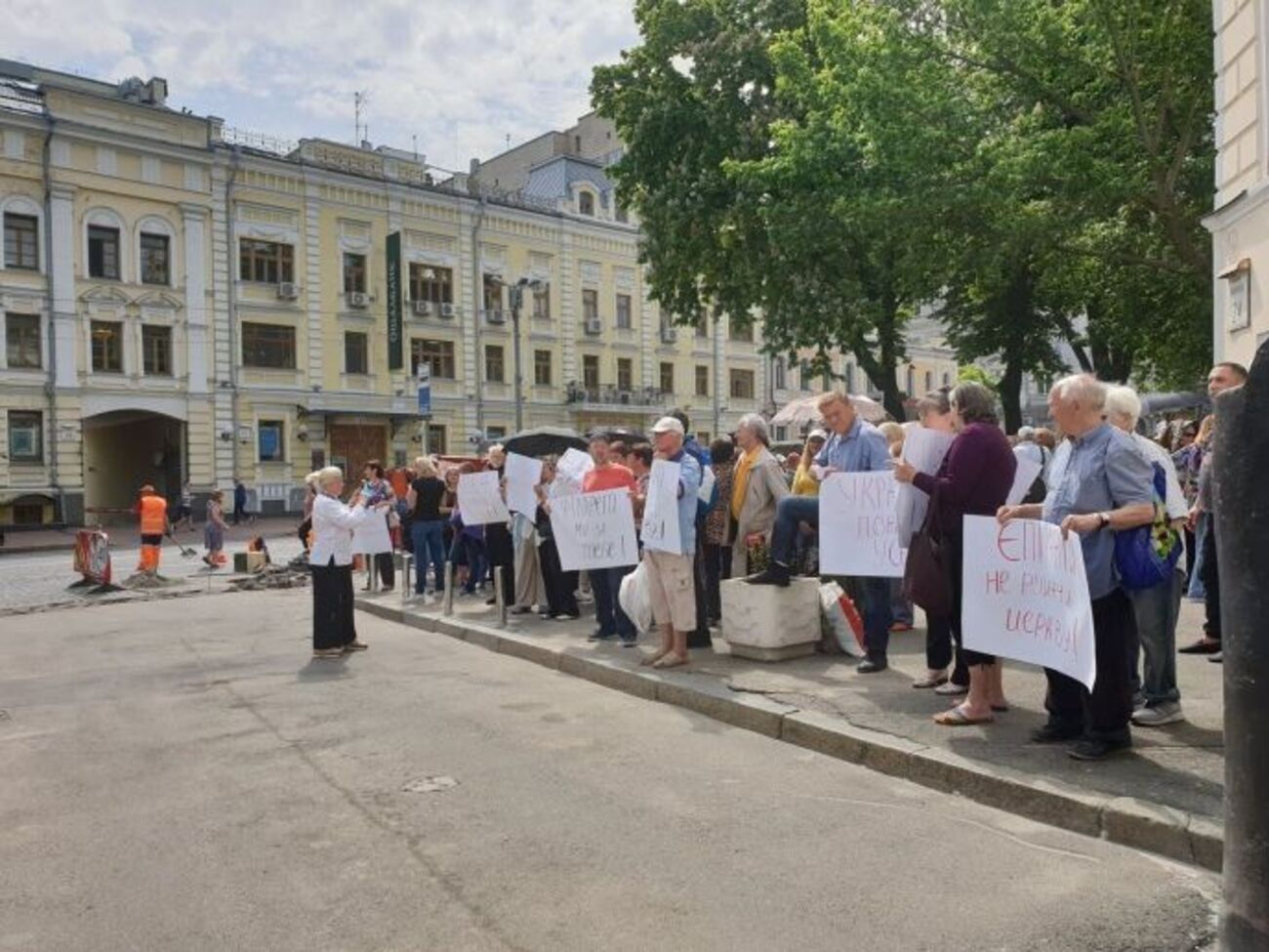 Все присутствующие &ndash; люди пожилого возраста