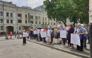 Все присутствующие – люди пожилого возраста