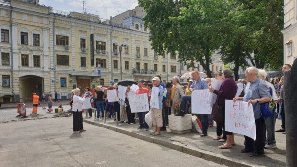 Все присутствующие – люди пожилого возраста