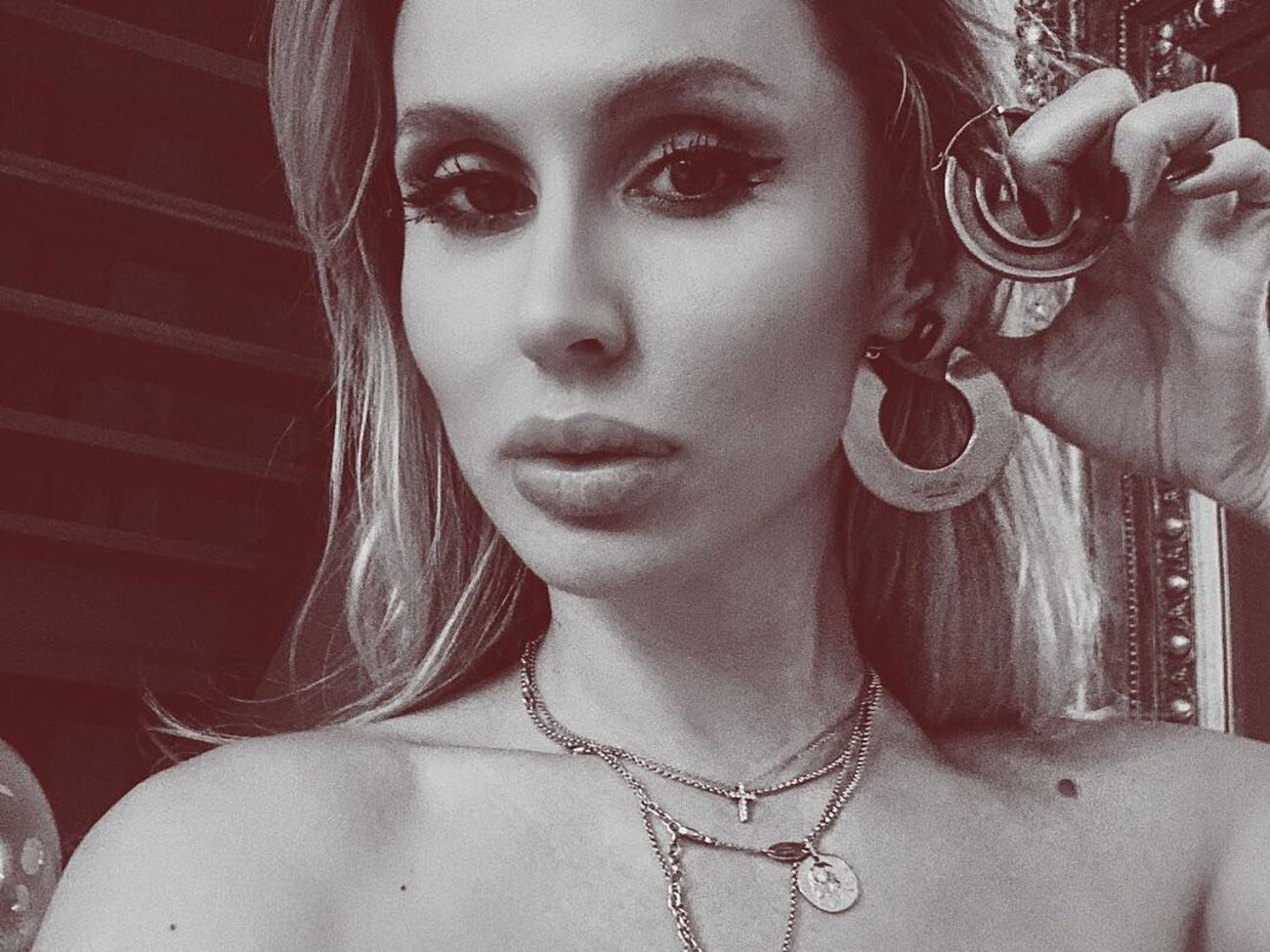 Напівгола Loboda позувала в полі