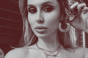 Напівгола Loboda позувала в полі