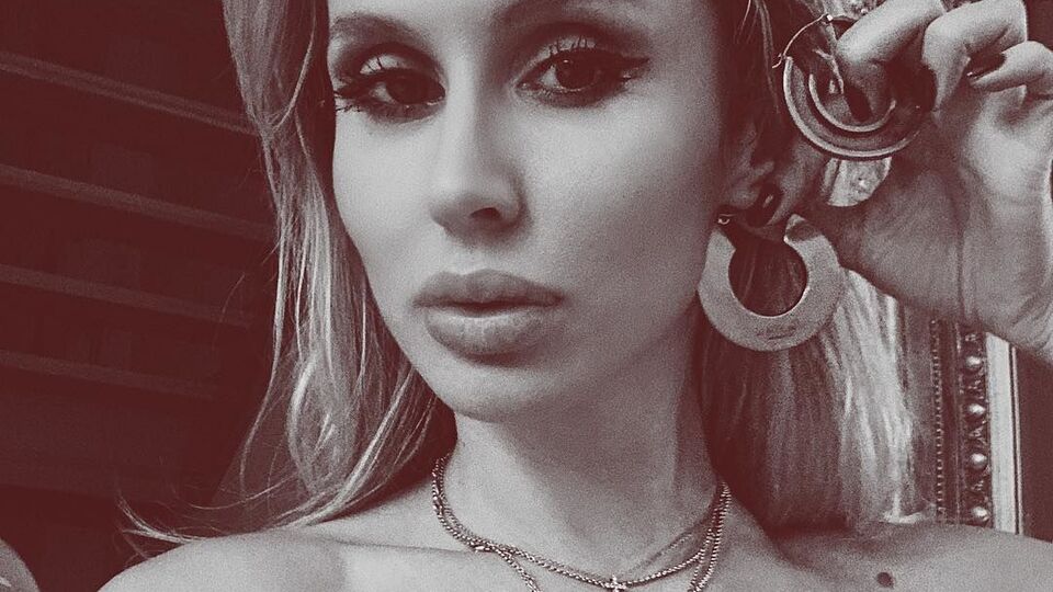 Напівгола Loboda позувала в полі