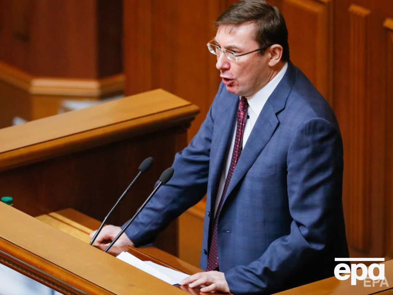 Комментируя возможную отставку, Луценко заявил, что ни у кого ничего просить не собирается