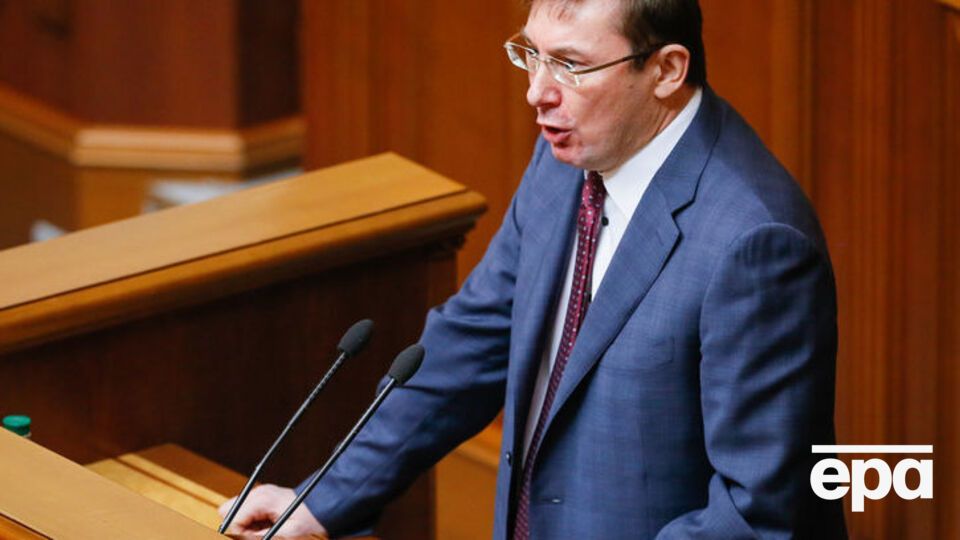Комментируя возможную отставку, Луценко заявил, что ни у кого ничего просить не собирается