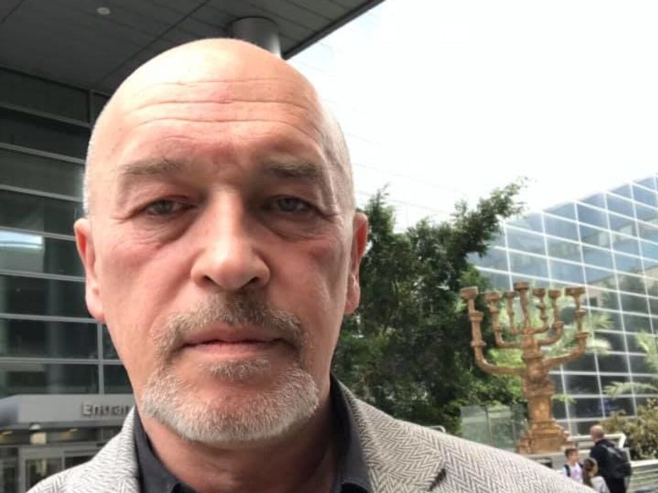 Тука: Дорогая семья, а посоветуемся, что мы будем с этим насильником делать – может, мы ему кофе предложим с пирожным