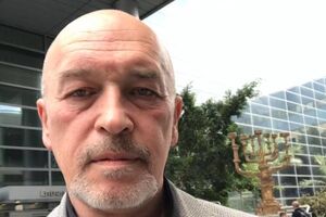 Тука: Дорогая семья, а посоветуемся, что мы будем с этим насильником делать – может, мы ему кофе предложим с пирожным