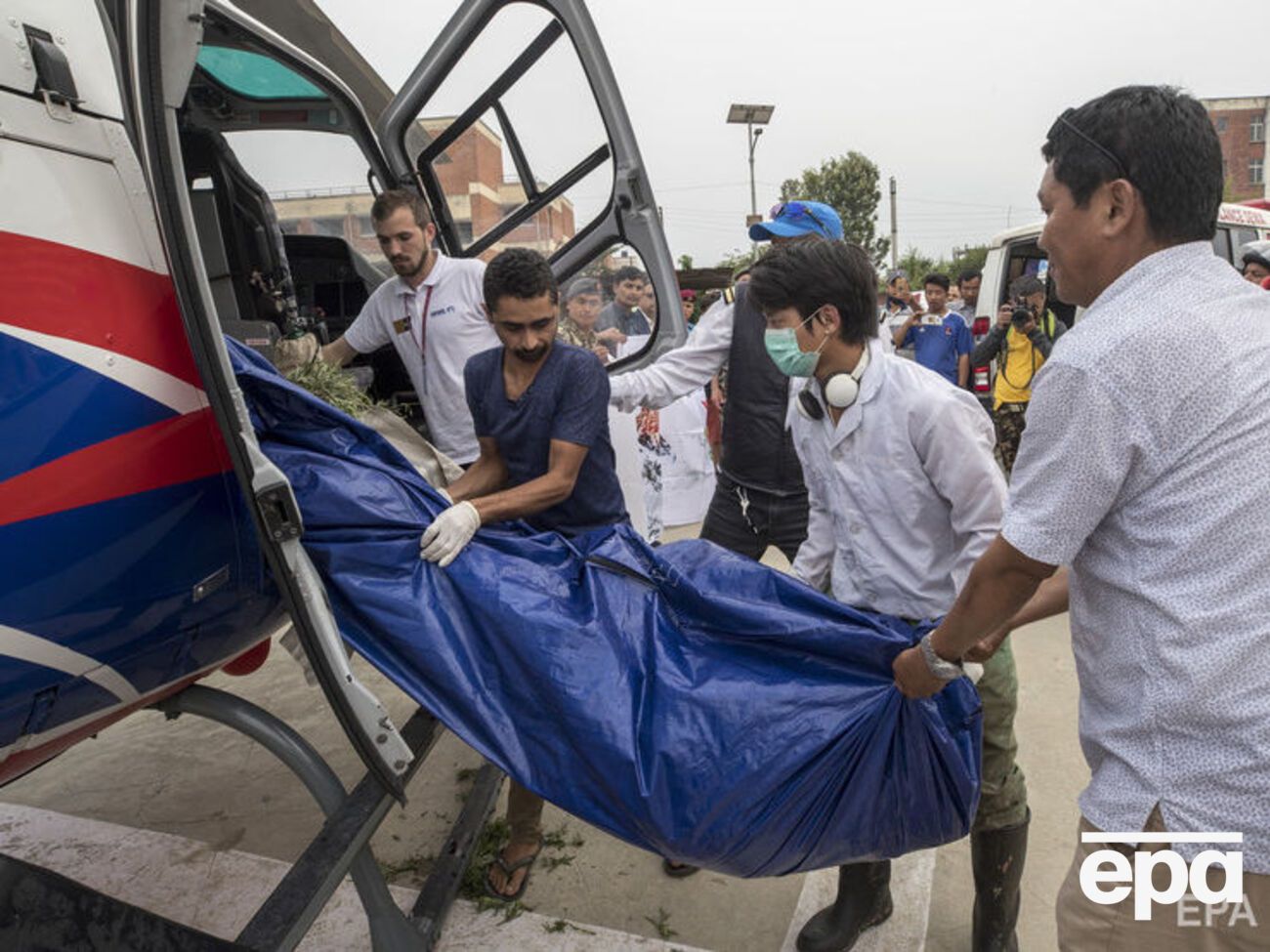 Для многих восхождение на Эверест завершается трагически