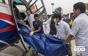 Для многих восхождение на Эверест завершается трагически