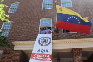 Сторонники Гуайдо вывесили плакат "Слава свободной Венесуэле"