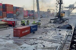 Пожар в порту тушили до вечера