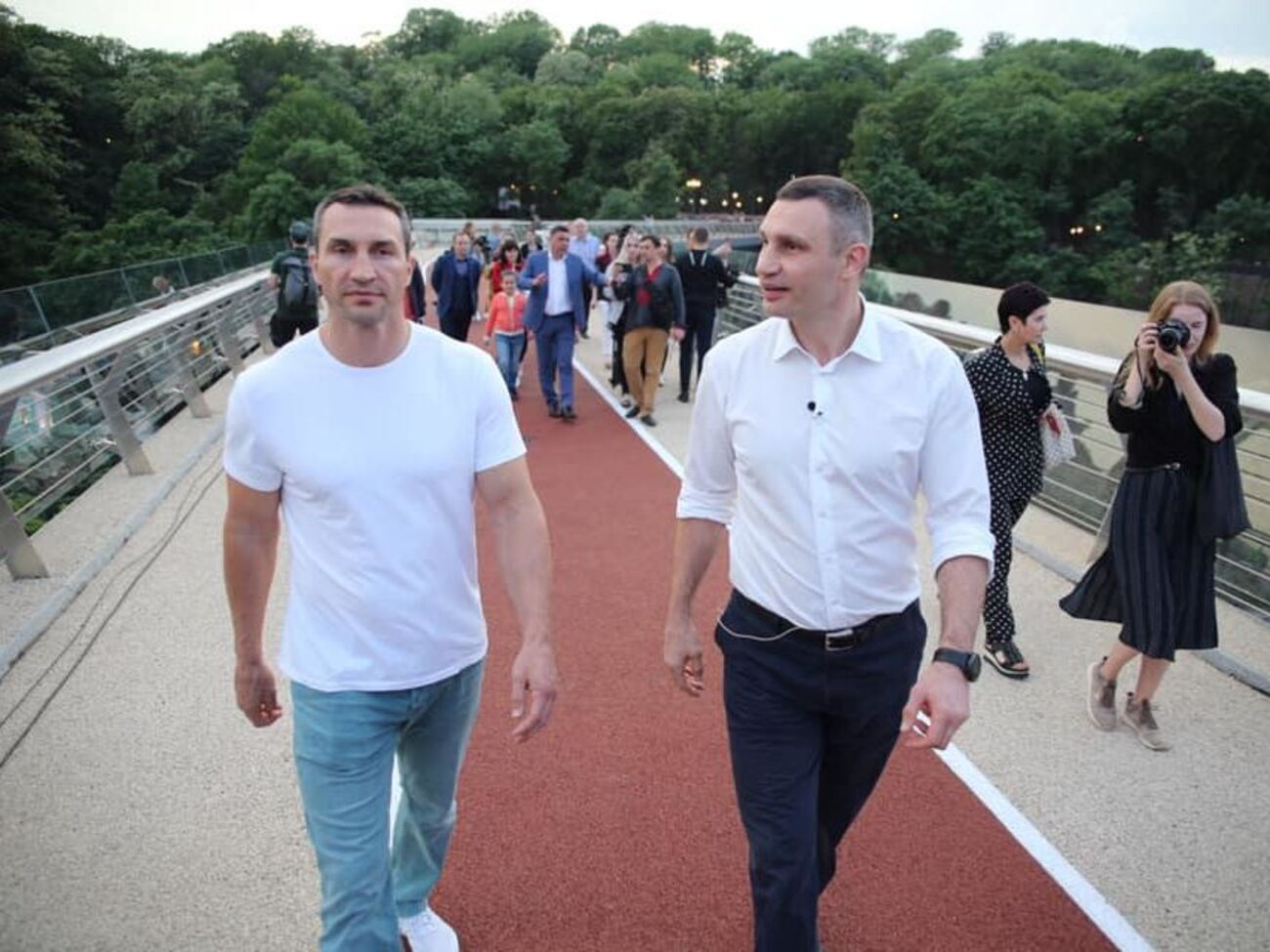 Мер Києва пройшовся новим мостом із братом Володимиром