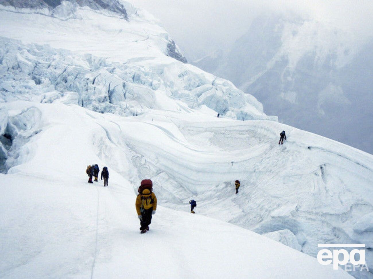 Из-за плохой погоды сезон восхождений на Эверест стал короче