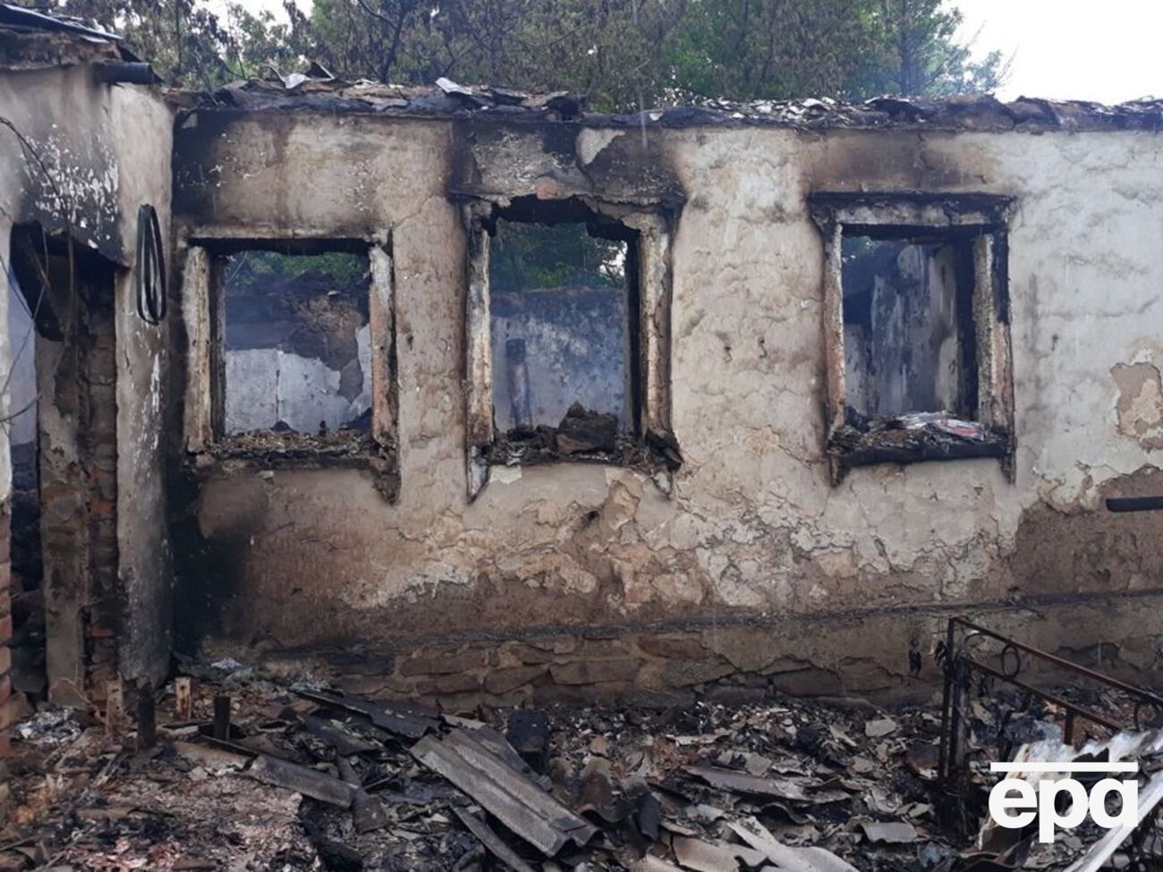 В результате обстрела сгорел дом