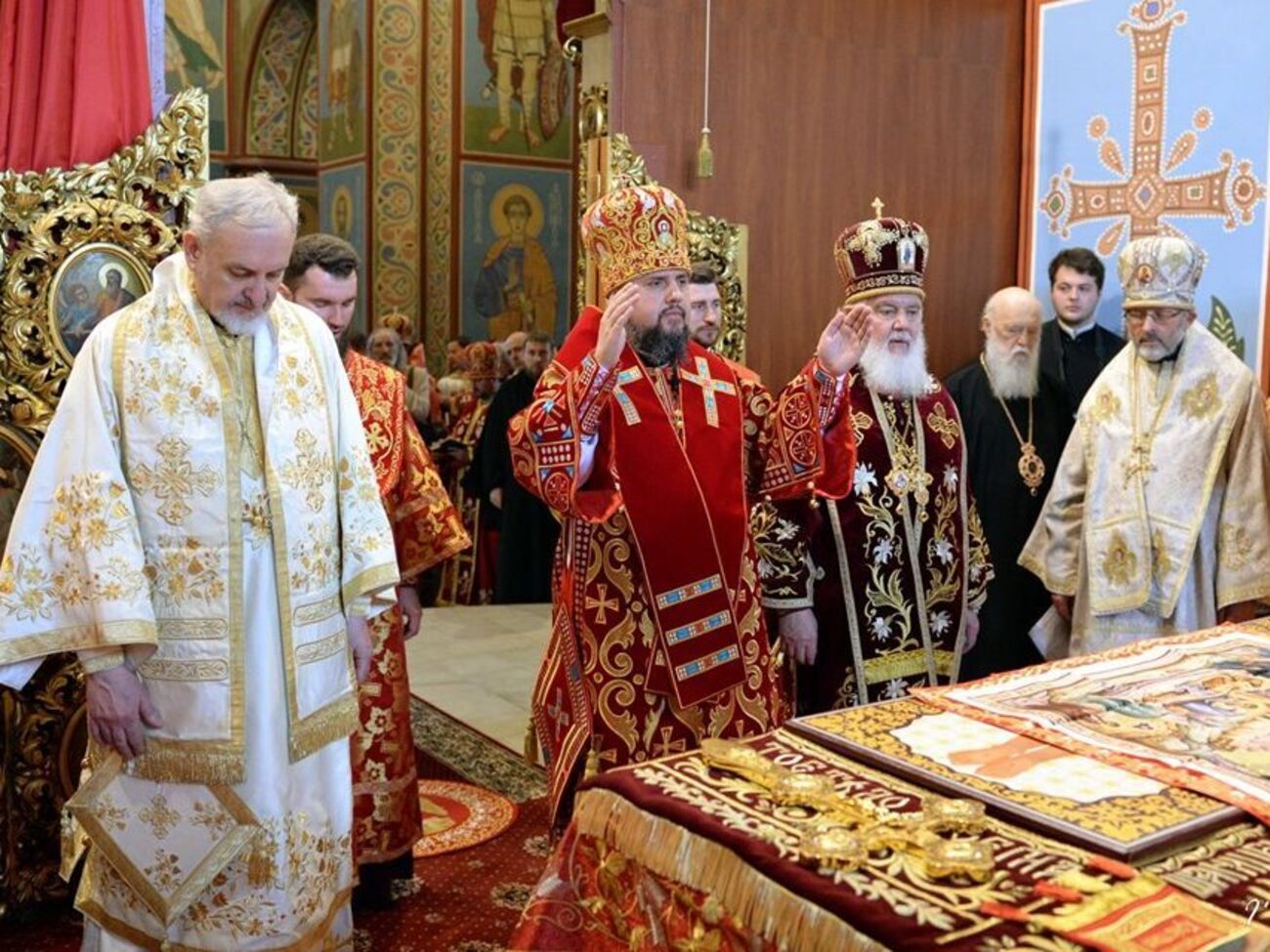 Філарет (на другому плані) брав участь у літургії в Михайлівському соборі