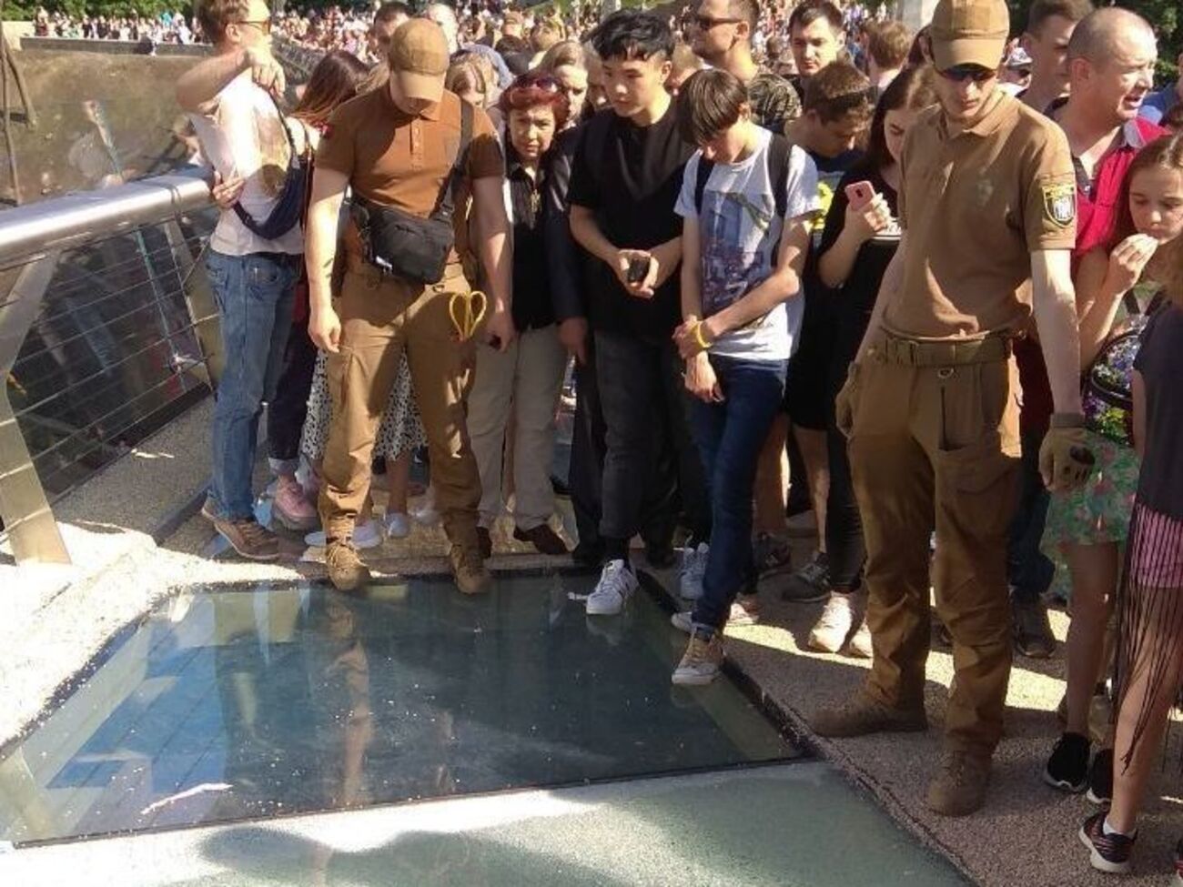 Пошкоджене скло в підлозі оглядового майданчика оточили співробітники муніципальної варти