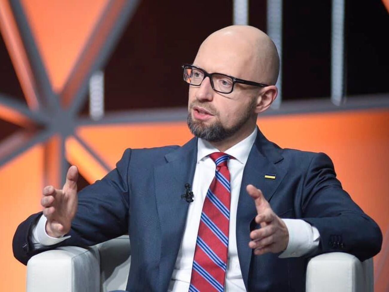 Яценюк &ndash; Зеленскому: Требуйте, чтобы мир сказал свое слово