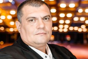 Во время выборов президента Украины Юрий Корявченков представлял команду президента Владимира Зеленского в Кривом Роге