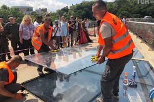 Це вже третій пошкоджений елемент скляної підлоги з моменту відкриття мосту