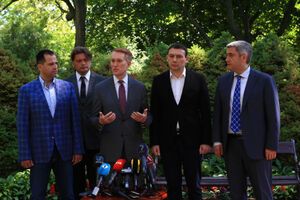 Лункфорд (у центрі): Я знаю, що серця всіх українців, і в тому числі жителів Одеси, чекають повернення моряків