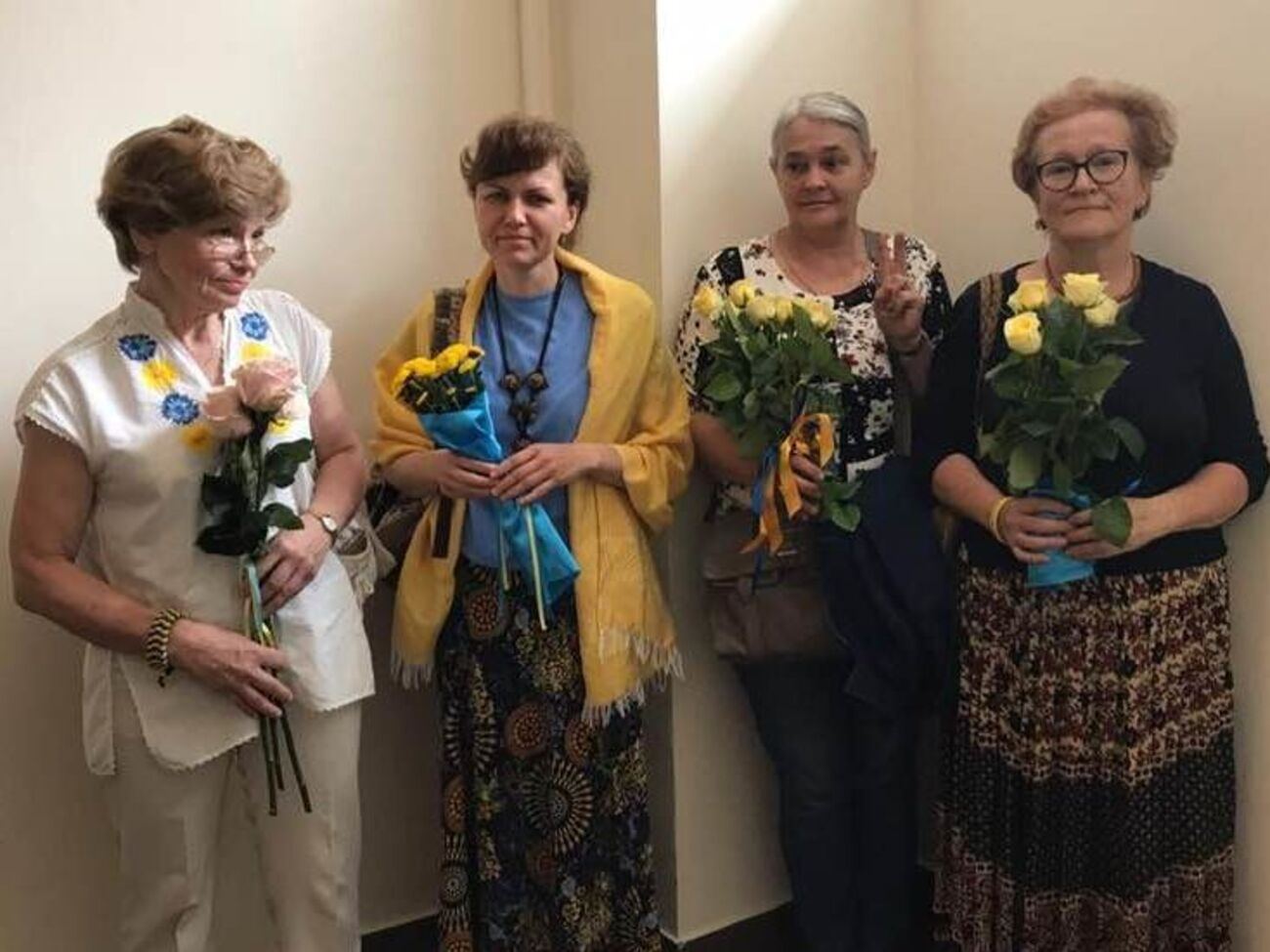 Волонтеры принесли цветы на заседание суда, который рассматривал апелляции на арест военнопленных украинских моряков