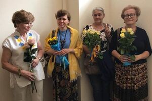 Волонтеры принесли цветы на заседание суда, который рассматривал апелляции на арест военнопленных украинских моряков