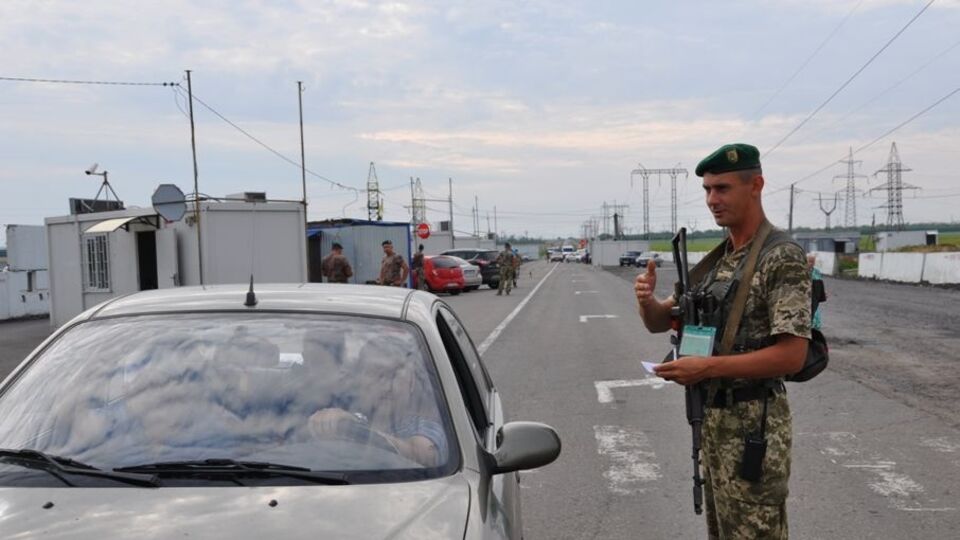 На тимчасово окуповані території проїхали вантажівки з гумдопомогою