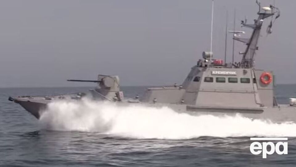 Военные моряки отработали тактическое маневрирование