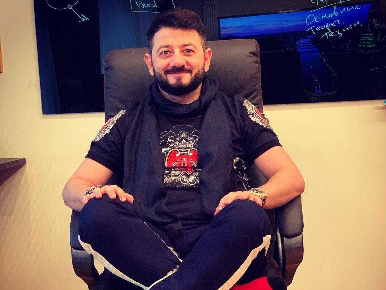 Галустян &ndash; российский шоумен, юморист, комик, сценарист и продюсер