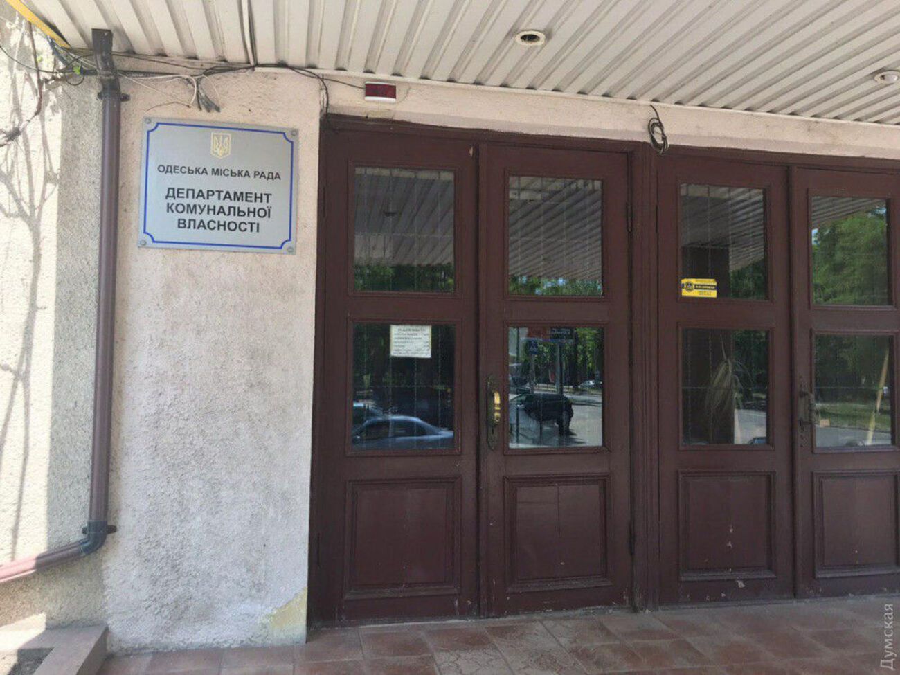 Правоохоронці нікого не пускають до будівлі і не випускають із неї