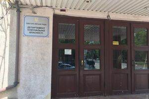Правоохранители никого не впускают в здание и не выпускают из него