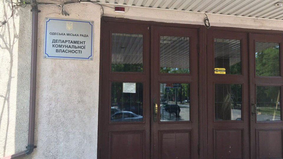 Правоохранители никого не впускают в здание и не выпускают из него