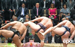 Переговоры, гольф и сумо. Трамп завершил четырехдневный визит в Японию. Фоторепортаж