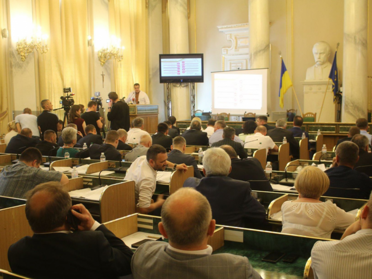 Львівська облрада попросила Зеленського використовувати під час публічних заходів лише українську мову