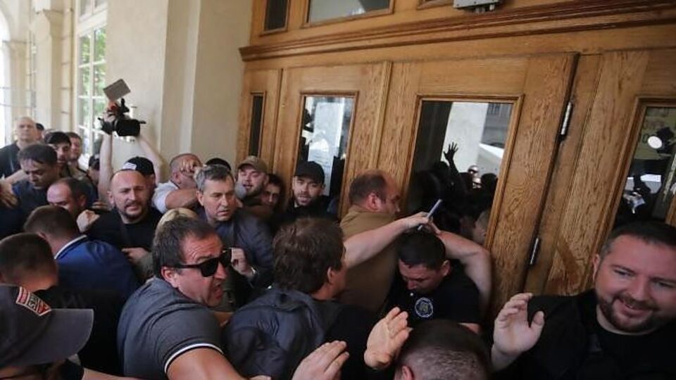Активісти зламали двері й увірвалися в будівлю мерії