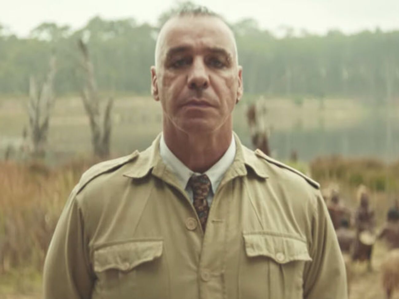 Ролик снят в стиле ретро