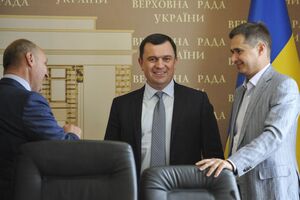 Пацкан (посередине) представил в Раде отчет о работе аудиторов Счетной палаты за 2018 год