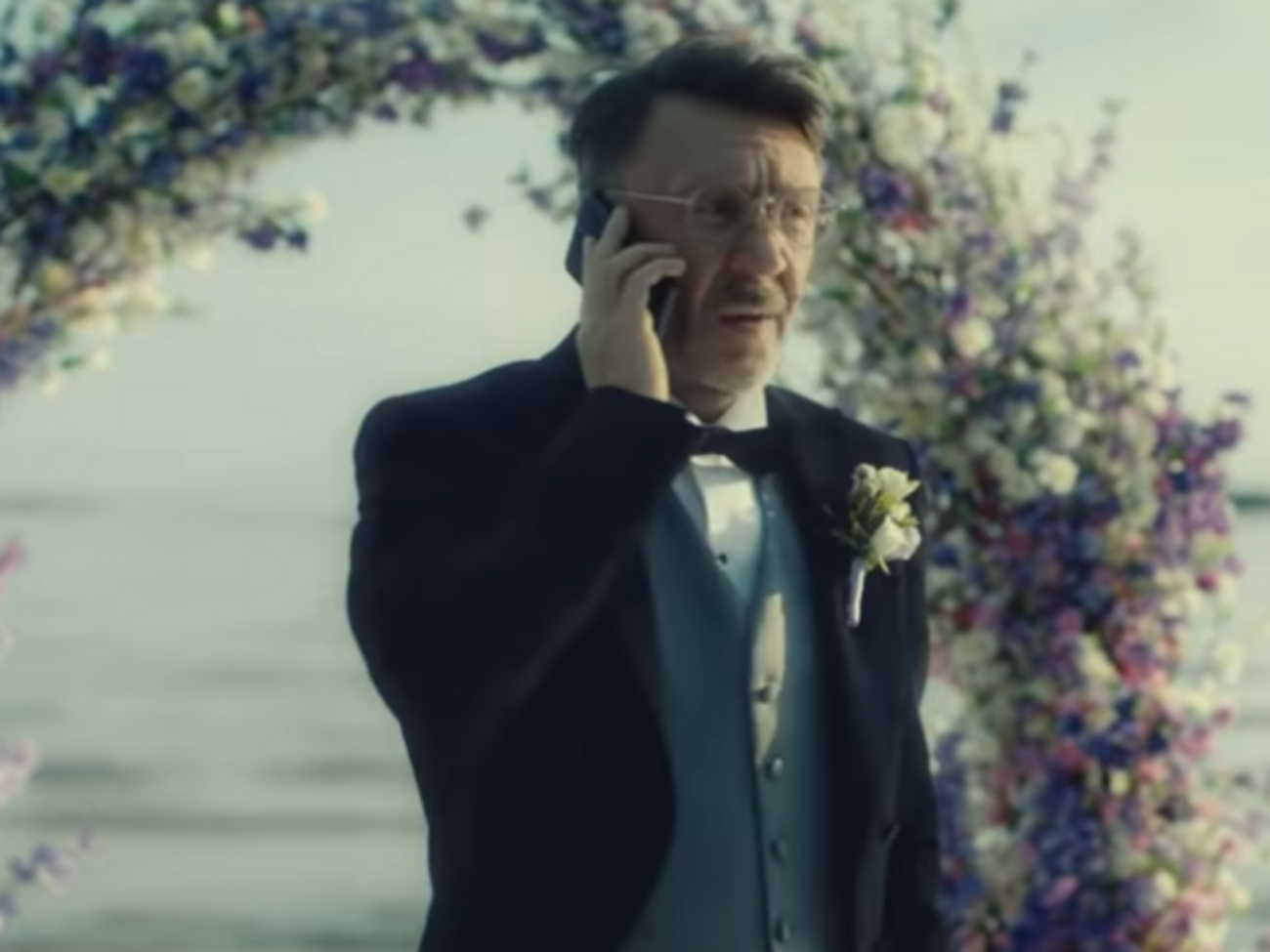 Шнуров появляется в финале клипа