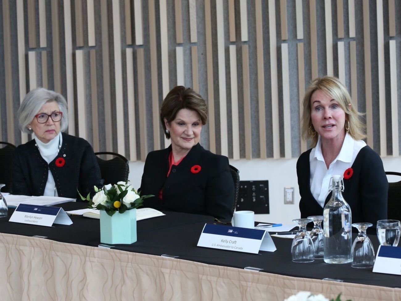 Сейчас Крафт (справа) является послом США в Канаде