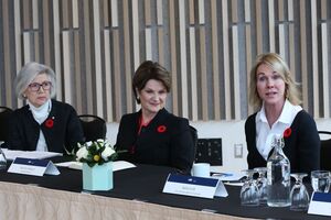 Сейчас Крафт (справа) является послом США в Канаде