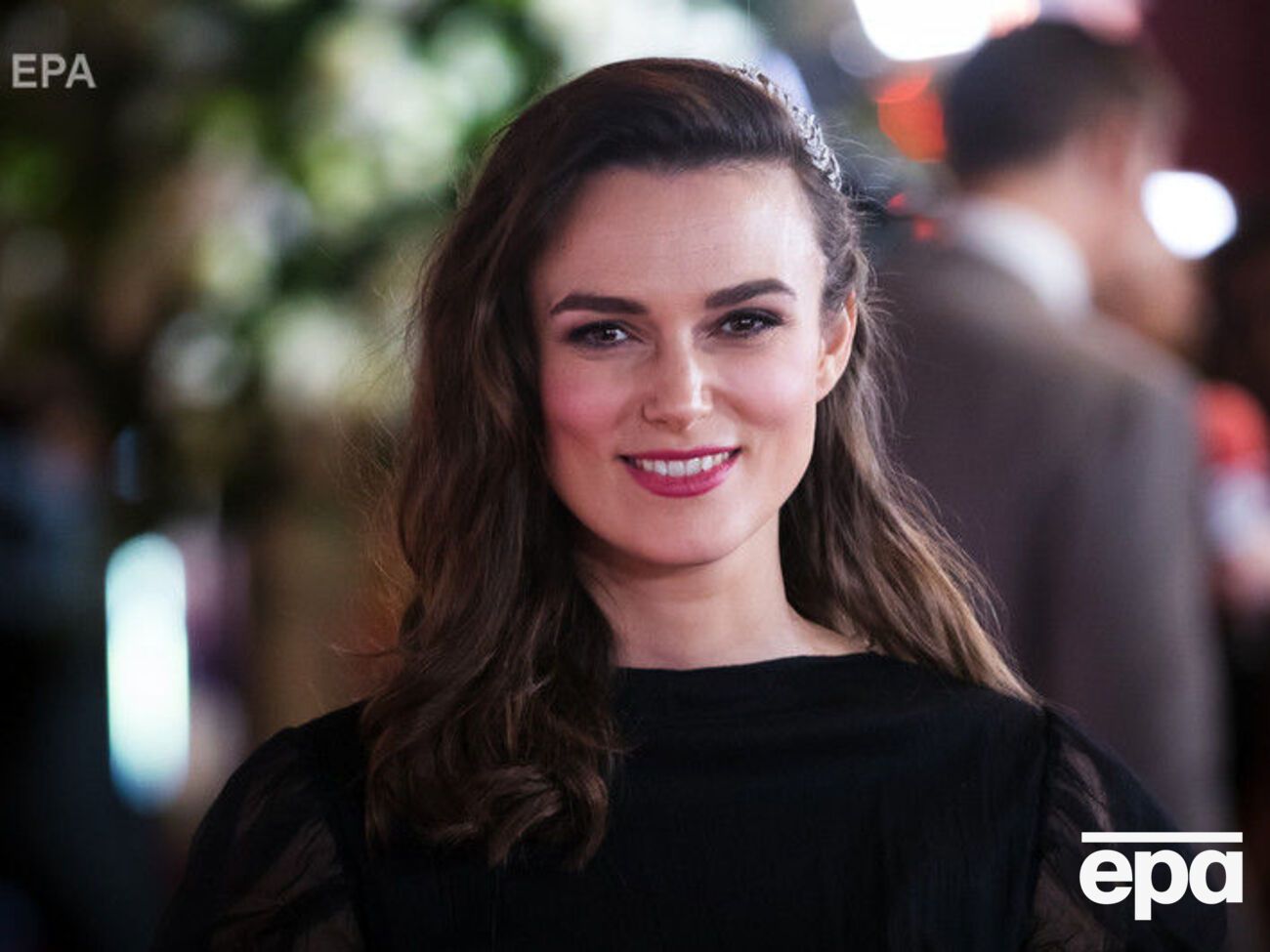 Найтлі показала округлий живіт