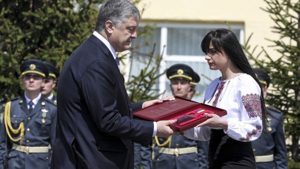 Награду приняла дочь погибшего