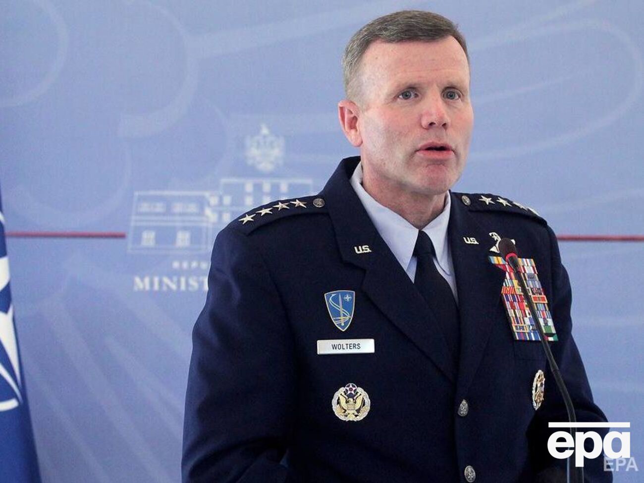 Генерал Волтерс &ndash; у минулому льотчик-винищувач, очолював ВПС США в Європі й Африці